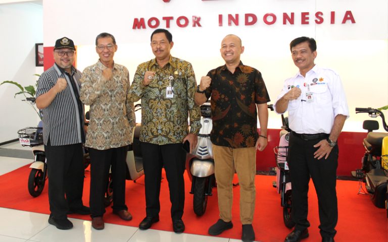 Peluncuran Samsat CORPORATE dipabrik Viar Motor Indonesia yang dihadiri Pj Gubernur Jateng Komjen Pol (Purn) Drs. Nana Sudjana